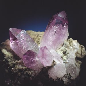 En lilla ametyst fra utstillingen i tunnelen på Mineralparken på Evje.